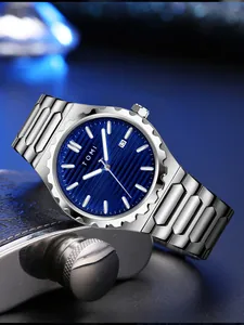 Primo piano dell'orologio da uomo TOMI con quadrante blu a strisce e cinturino in argento