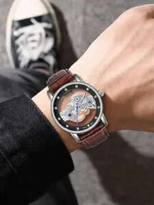 Nahaufnahme der TOMI Herren Quarzuhr mit braunem Lederarmband und Skelett-Zifferblatt