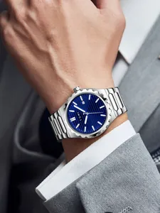 Dettaglio di un orologio TOMI con quadrante blu testurizzato e cinturino d'argento
