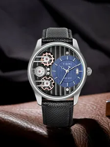 Primo piano dell'orologio al quarzo da uomo TOMI con quadrante a ingranaggi e cinturino