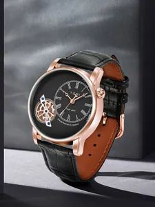Primo piano dell'orologio al quarzo da uomo TOMI Face Gear con cassa in oro rosa e pelle