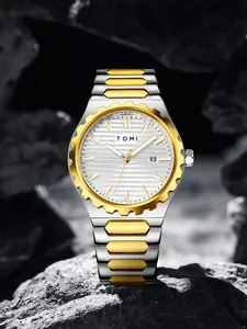 Vista dettagliata dell'orologio da uomo TOMI con cinturino bicolore e lunetta dorata dentata