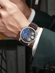 Primo piano dell'orologio al quarzo da uomo TOMI con quadrante blu e cinturino in pelle