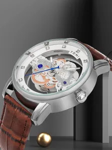 Detailansicht der TOMI Herrenuhr mit hohlem, transparentem Skelett-Design und Lederband