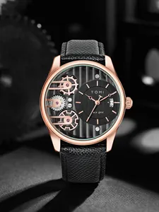 Primo piano dell'orologio al quarzo da uomo TOMI con quadrante a ingranaggi e cassa oro rosa.