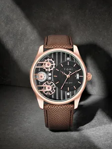 Primo piano dell'orologio al quarzo TOMI da uomo con cassa oro rosa e cinturino marrone