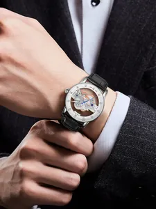 Detailansicht der TOMI Herren-Skelett-Quarzuhr mit schwarzem Lederarmband am Handgelenk.