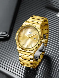 Dettaglio orologio TOMI oro da uomo con elegante lunetta zigrinata