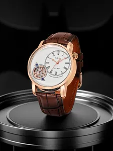 Primo piano dell'orologio al quarzo TOMI face gear da uomo con cassa in oro rosa