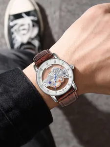 Detailansicht der TOMI Herren-Skelettuhr mit einem braunen Lederarmband im Detail