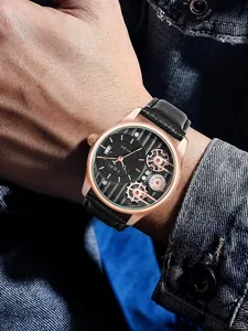 Primo piano dell'orologio al quarzo da uomo TOMI con quadrante a ingranaggi e pelle nera