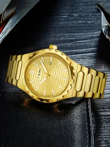 Primo piano dell'orologio TOMI minimalista in acciaio inossidabile dorato