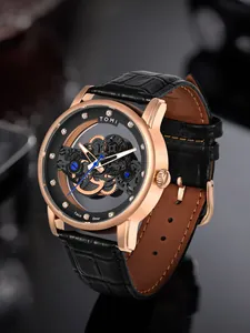 Nahaufnahme der TOMI Herren-Skelettuhr mit roségoldenem Gehäuse und Lederarmband