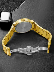 Vista dettagliata del retro dell'orologio da uomo in acciaio dorato con chiusura a farfalla