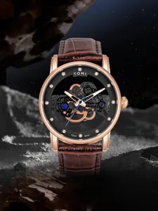 Nahaufnahme der TOMI Herren-Quarzuhr mit Roségoldgehäuse und braunem Lederarmband