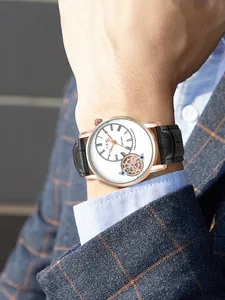 Primo piano dell'orologio al quarzo da uomo TOMI face gear con cinturino in pelle nera