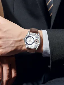 Gros plan sur la montre à quartz TOMI pour homme avec bracelet en cuir marron au poignet