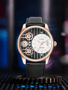 Primo piano dell'orologio al quarzo da uomo TOMI con quadrante a ingranaggi e cinturino