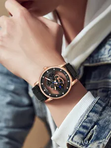 Nahaufnahme der TOMI Herren-Quarzuhr mit Roségoldgehäuse und schwarzem Lederarmband