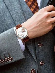 Primo piano dell'orologio al quarzo TOMI serie face gear al polso maschile in abito grigio