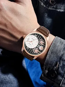 Vista dettagliata dell'orologio al quarzo da uomo TOMI con cinturino in pelle marrone