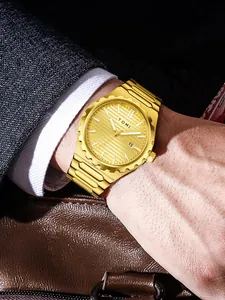 Dettaglio del lussuoso orologio da uomo TOMI dorato con cinturino in acciaio al polso