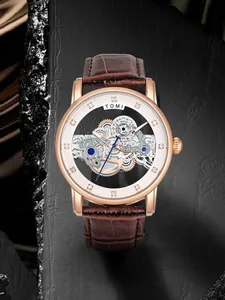Nahaufnahme der TOMI Herren-Skelettuhr mit roségoldenem Gehäuse und braunem Lederarmband