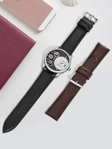 Dettaglio orologio al quarzo TOMI da uomo con cinturini in pelle nera e marrone su