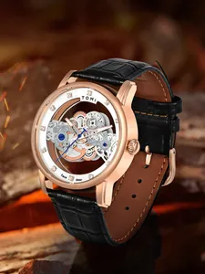 Nahaufnahme der TOMI Herrenuhr mit roségoldenem Gehäuse und skelettiertem Zifferblatt