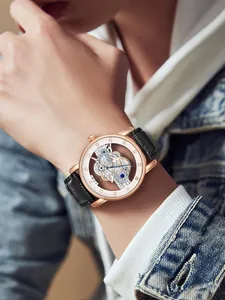 Detailansicht der TOMI Herrenuhr mit Roségold-Skelett-Zifferblatt und schwarzem Lederband