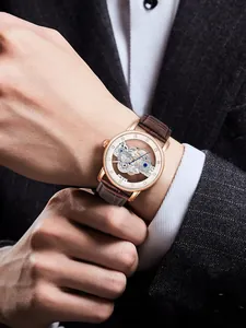 Detailansicht der TOMI Herren-Business-Quarzuhr mit Skelettzifferblatt und Lederarmband