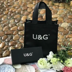 Set borsa regalo e scatola per orologi neri con logo U&G su ciottoli