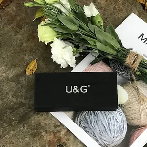 Elegante confezione regalo per orologio nera con logo U&G bianco su fondo pietra