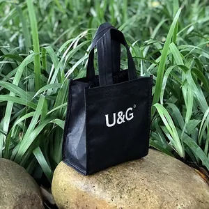 Dettaglio di borsa regalo nera in tessuto non tessuto con logo U&G bianco