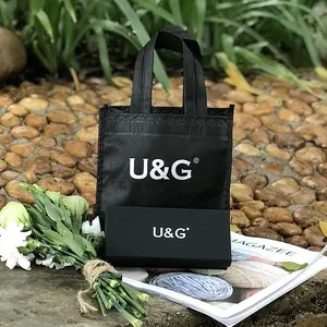 Primo piano della scatola per orologi nera U&G e borsa regalo coordinata