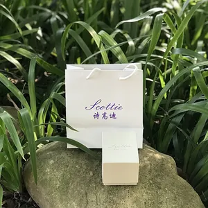 Elegante confezione regalo per orologio bianca con borsa di carta abbinata su pietra
