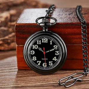 Vintage schwarze Taschenuhr mit arabischen Ziffern auf einem hölzernen Hintergrund.