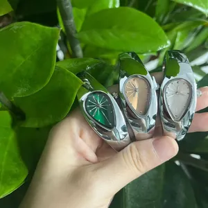 Vue détaillée de trois montres bracelets Y2K en forme de larme, vert, or et argent brillant