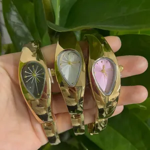 Vue détaillée de trois montres goutte d'or Y2K avec cadrans noir, blanc et rose vintage.