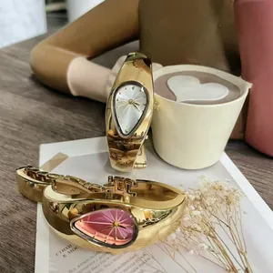 Montre bracelet Y2K dorée unique avec cadran en goutte d'eau dans un décor vintage