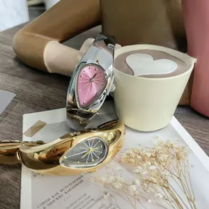Gros plan de montres bracelets vintage Y2K en forme de goutte d'eau, or et argent