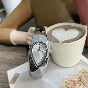 Gros plan d'une montre bracelet Y2K en forme de goutte d'argent avec finition polie