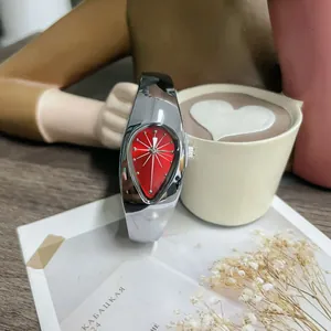 Vue détaillée d'une montre bracelet Y2K argentée avec cadran rouge éclatant