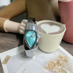 Gros plan élégant d'une montre bracelet Y2K argentée en forme de goutte à cadran turquoise