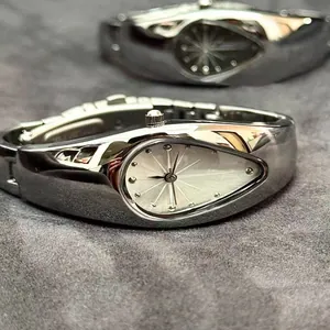 Montre bracelet vintage unique de style Y2K en forme de larme avec cadran épuré