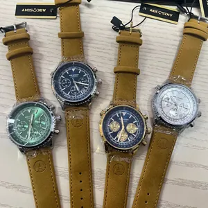 Primo piano dettagliato di quattro orologi da uomo multifunzionali con cinturini in pelle.