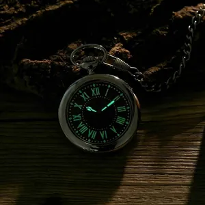 Detaillierte Ansicht einer antiken Quarztaschenuhr mit leuchtenden römischen Ziffern