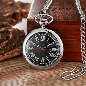 Nahaufnahme einer silbernen Vintage-Quarz-Taschenuhr mit römischen Ziffern auf Zifferblatt