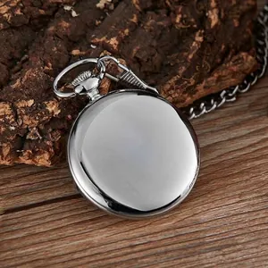 Detaillierte Makroansicht der polierten glatten silbernen Rückseite einer klassischen Taschenuhr