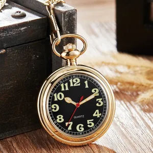 Klassische goldfarbene Quarz-Taschenuhr mit schwarzem Zifferblatt und großen Ziffern.